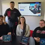 Azubis lernen mit Tablet und simpleclub