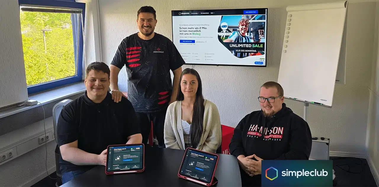 Azubis lernen mit Tablet und simpleclub